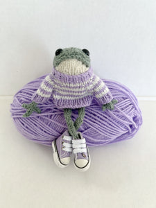 Frank Frog - green knitted frog with sweater